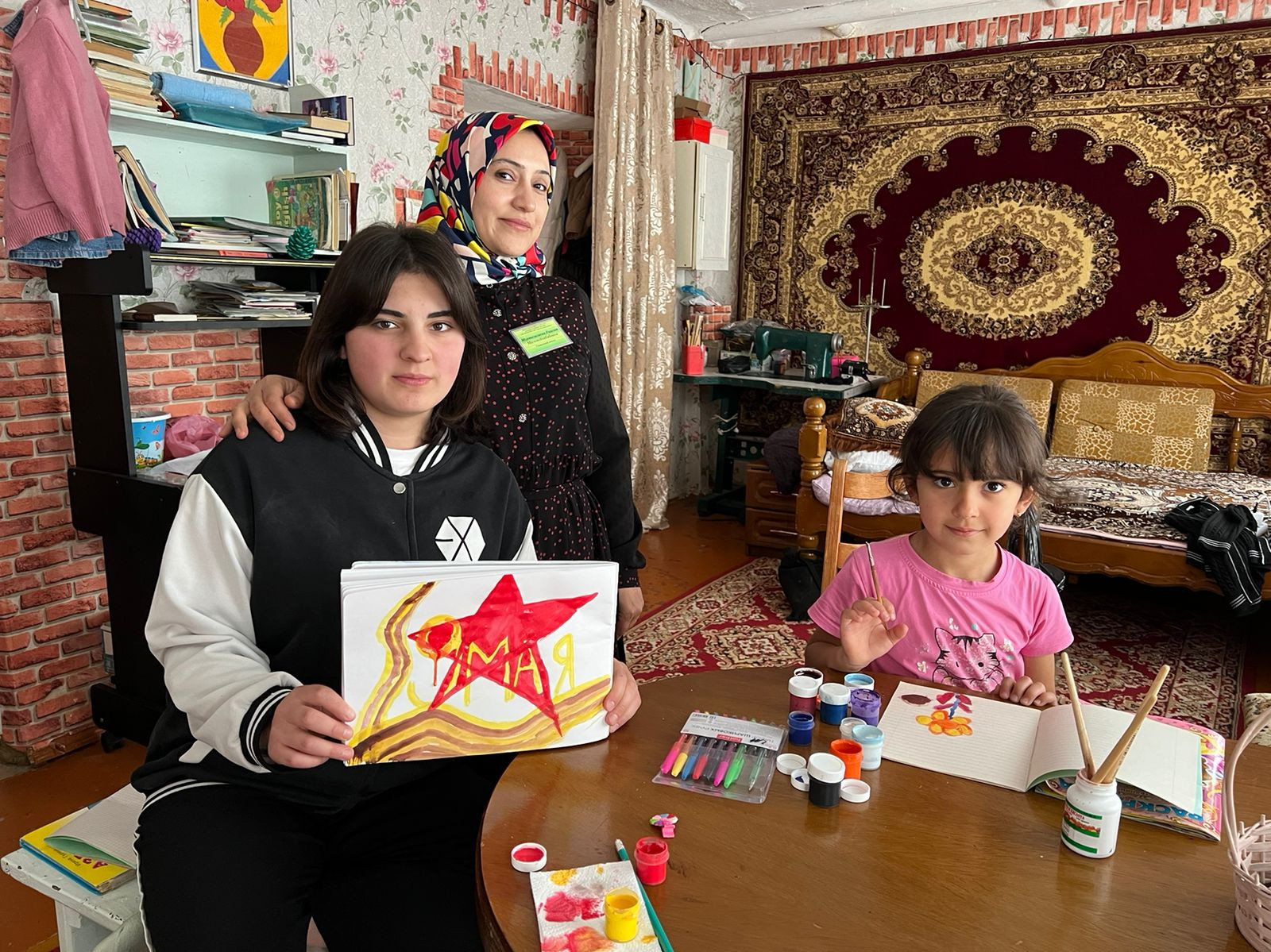 Специалисты отделения семьи, Муртазалиева Раисат и Исаева Аминат, посетили своих подопечных и организовали беседу, посвященную дню Победы.